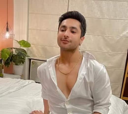 હર્ષ બેનીવાલ યુટ્યુબ જગતના સૌથી લોકપ્રિય યુટ્યુબર્સમાંના એક છે. બિગ બોસ 17માં જવાને લઈને તેના નામની પણ લાંબા સમયથી ચર્ચા થઈ રહી છે. રિપોર્ટ્સ અનુસાર હર્ષ સલમાન ખાનના શોમાં પણ જોવા મળી શકે છે.