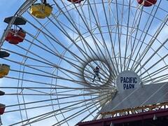 डरावने झूले पर चढ़कर शख्स ने दी बम ब्लास्ट की धमकी, लोगों के बीच मची अफरा-तफरी, सामने आया डरावना VIDEO