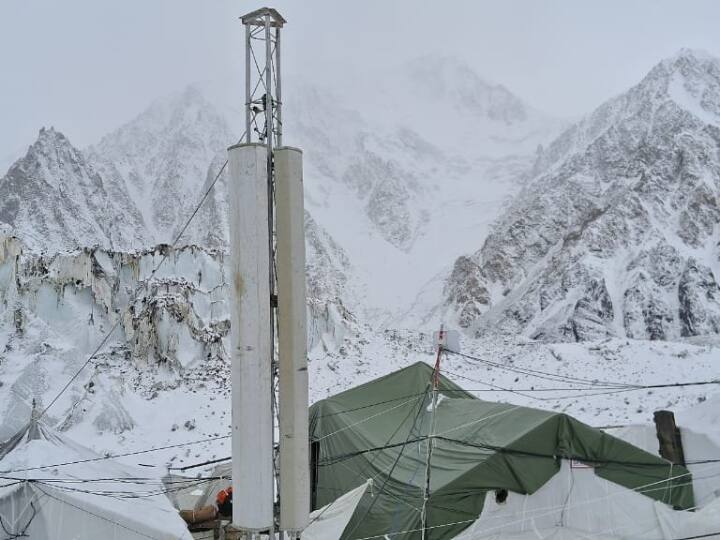 बर्फीले पहाड़ों से भी अब सीधे होगा वायरलेस कम्युनिकेशन,15,500 फीट की उचाई पर BSNL और भारतीय सेना ने लगाया BTS टावर Siachen Warriors in collaboration with BSNL established the first ever BSNL BTS at 15500 feet to extend mobile communication बर्फीले पहाड़ों से भी अब सीधे होगा वायरलेस कम्युनिकेशन,15,500 फीट की उचाई पर BSNL और भारतीय सेना ने लगाया BTS टावर