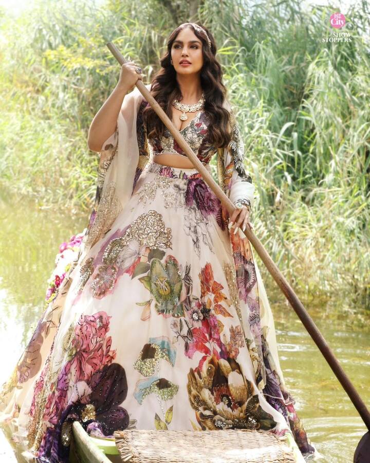 અભિનેત્રી હુમા કુરેશી જે પણ ફિલ્મનો હિસ્સો બને તેમાં સંપૂર્ણ રીતે ડૂબી જાય છે. હુમા તેની ફિલ્મો ઉપરાંત તેના લુક માટે પણ ચર્ચામાં છે.