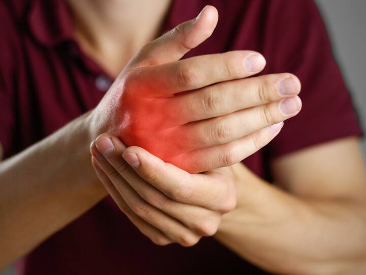 arthritis-symptoms-and-signs-on-fingers-know-what-to-do Arthritis: ਉਂਗਲਾਂ 'ਚ ਹੁੰਦੀਆਂ ਆਹ ਪਰੇਸ਼ਾਨੀਆਂ ਤਾਂ ਹੋ ਜਾਓ ਸਾਵਧਾਨ, ਹੋ ਸਕਦੀ ਆਹ ਗੰਭੀਰ ਬਿਮਾਰੀ