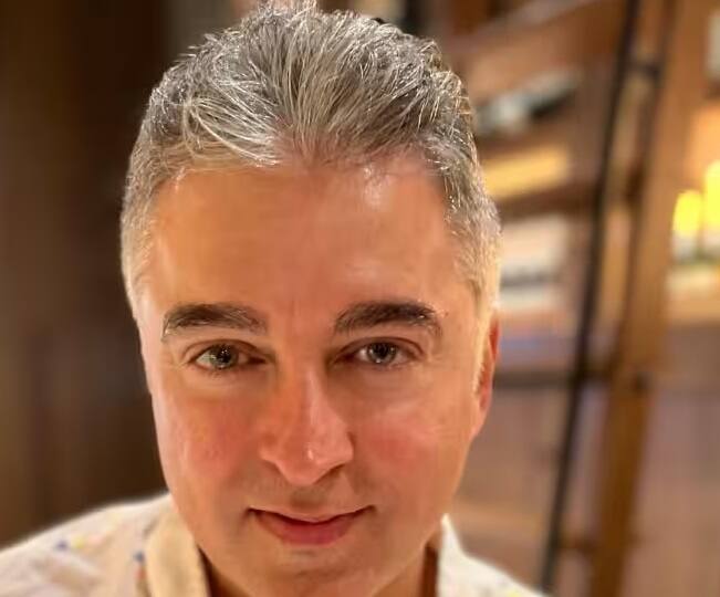 જુગલ હંસરાજે પોતાની એક્ટિંગ કરિયરની શરૂઆત ફિલ્મ 'મોહબ્બતે'થી કરી હતી. આ ફિલ્મ બોક્સ ઓફિસ પર ધમાકેદાર સાબિત થઈ હતી. આ ફિલ્મ પછી તેણે ઘણી ફિલ્મોમાં કામ કર્યું પરંતુ તે કંઈ ખાસ કમાલ બતાવી શકી નહીં. જે બાદ જુગલે ડાયરેક્શન પસંદ કર્યું. તેણે 'સડક કે કિનારે' અને 'પ્યાર ઈમ્પોસિબલ' જેવી ફિલ્મો બનાવી છે.