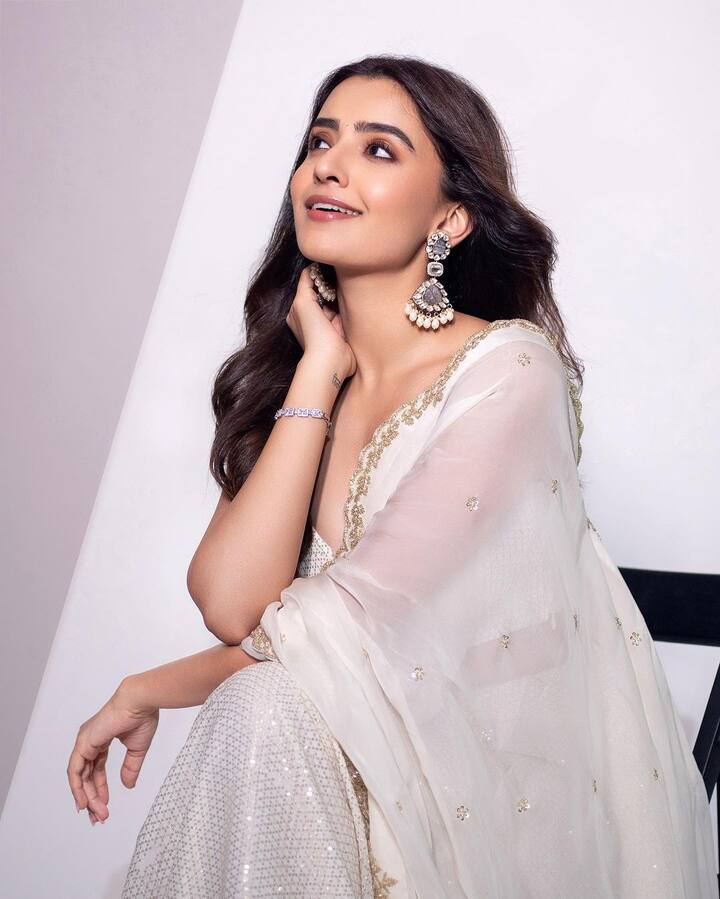 రుక్షర్ థిల్లాన్ అందమైన ఫోటోలు -Image Credit: Rukshar Dhillon /Instagram