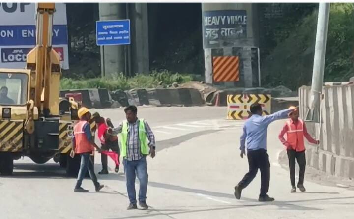 या कामावेळी पुण्याकडे येणारी अवजड वाहतूक खालापूर टोल नाक्यावर थांबवली जाईल तर हलकी वाहतूक जुन्या मुंबई-पुणे महामार्गाकडे वळविण्यात येईल.
