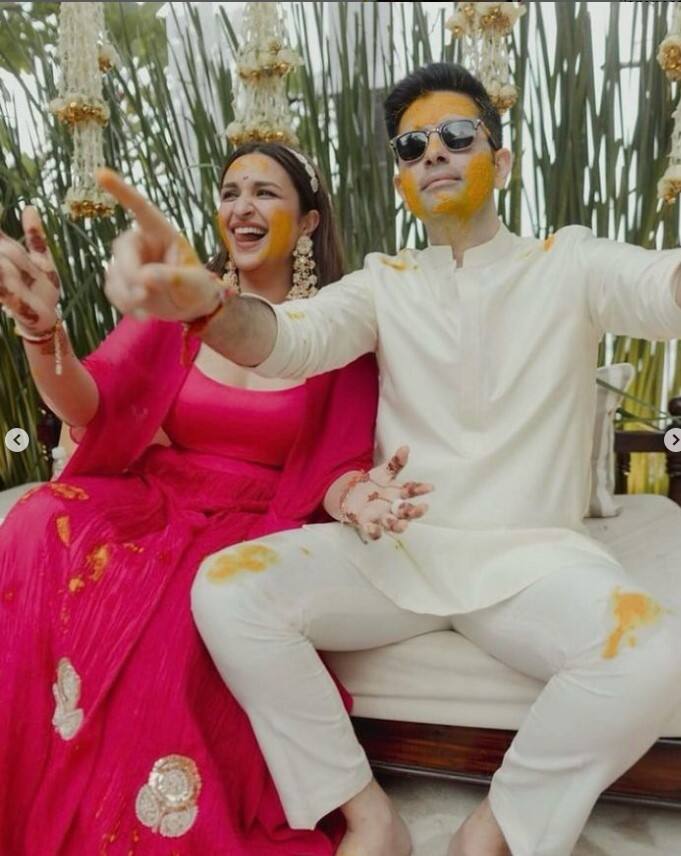 ਇਸ ਤੋਂ ਇਲਾਵਾ ਇਕ ਫੋਟੋ 'ਚ ਪਰਿਣੀਤੀ ਆਪਣੇ ਪਤੀ ਰਾਘਵ ਚੱਢਾ ਨੂੰ ਕਿੱਸ ਕਰਕੇ ਕਾਫੀ ਪਿਆਰ ਦੀ ਵਰਖਾ ਕਰ ਰਹੀ ਹੈ। ਫੈਨਜ਼ ਦੋਵਾਂ ਦੀ ਇਸ ਤਸਵੀਰ ਨੂੰ ਕਾਫੀ ਪਸੰਦ ਕਰ ਰਹੇ ਹਨ।