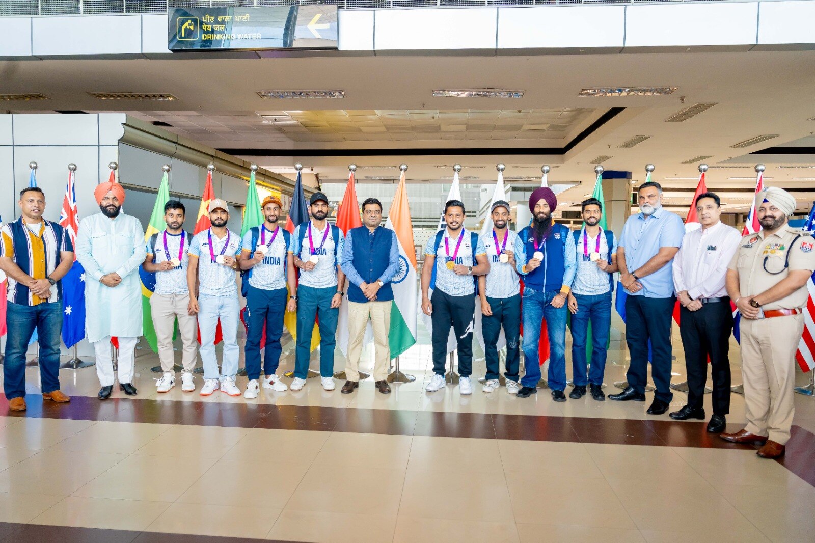 Hockey Team: ਏਸ਼ੀਅਨ ਕੱਪ ਜੇਤੂ ਹਾਕੀ ਦੇ ਖਿਡਾਰੀਆਂ ਦਾ ਅੰਮ੍ਰਿਤਸਰ 'ਚ ਜ਼ੋਰਦਾਰ ਸਵਾਗਤ, ਭਾਰਤੀ ਟੀਮ 'ਚ 10 ਮੁੰਡੇ ਪੰਜਾਬੀ 