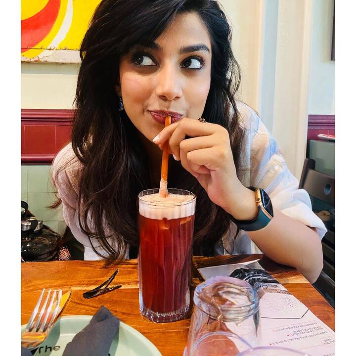 మీనాక్షి చౌదరి అందమైన ఫోటోలు -Image Credit: Meenakshi chaudhary/Instagram