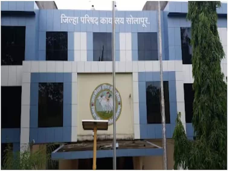 FIR filed against three chief clerks including five education officers in solapur Solapur News : सोलापुरातील पाच शिक्षणाधिकाऱ्यांसह तीन प्रमुख लिपिकांविरुद्ध गुन्हा दाखल; शिक्षण विभागात खळबळ