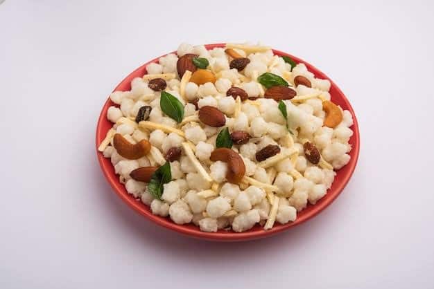 साबूदाना को एक प्लेट में निकाल लीजिए. अब उसी पैन में मूंगफली, काजू और बादाम को भी भून लीजिए और कुछ देर बार नारियल के कतरे हुए पीस भी डालकर भून लीजिए. अब इन चीजों को प्लेट में निकाल लीजिए. एक बड़ी प्लेट में साबूदाना और भूनी हुई बाकी सारी चीजें मिक्स करके इसमें सेंधा नमक डालिए और अच्छे से मिक्स कर लीजिए.