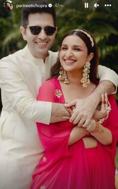 Parineeti Chopra Haldi Ceremony: पति राघव को प्यार से निहारती दिखीं परिणीति चोपड़ा, तो सास ने लगाई होने वाली बहू को हल्दी, देखिए अनदेखी तस्वीरें