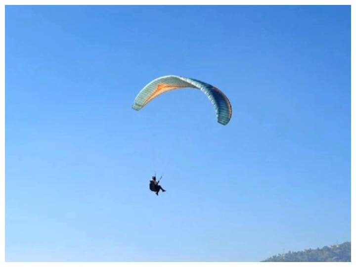 शिमला फ्लाइंग फेस्टिवल में पैराग्लाइडर की क्रैश लैंडिंग, बाल-बाल बची जान