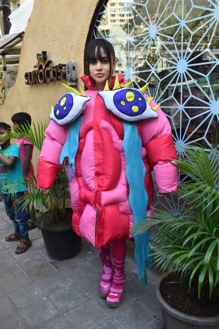 తన వర్క్ కంటే వెరైటీ లుక్స్‌తోనే ఉర్ఫీ ఎప్పుడూ వార్తల్లో ఉంటారు.