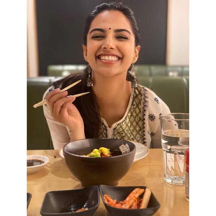 మీనాక్షి చౌదరి అందమైన ఫోటోలు -Image Credit: Meenakshi chaudhary/Instagram