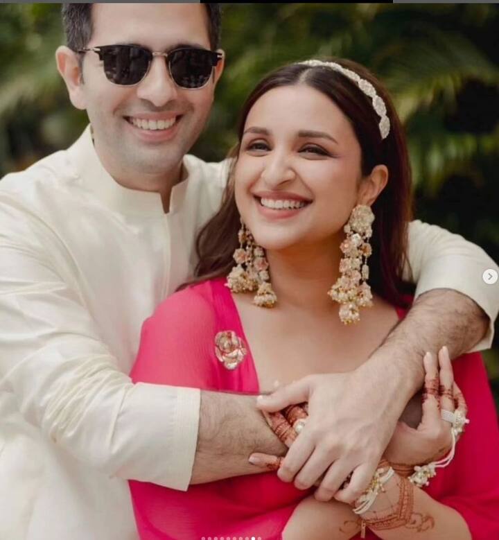 ਦੱਸ ਦੇਈਏ ਕਿ ਪਰਿਣੀਤੀ ਅਤੇ ਰਾਘਵ ਨੇ 24 ਸਤੰਬਰ ਨੂੰ ਉਦੈਪੁਰ ਵਿੱਚ ਸੱਤ ਫੇਰੇ ਲਏ ਸਨ। ਦੋਵਾਂ ਦਾ ਵਿਆਹ ਖਾਸ ਦੋਸਤਾਂ ਅਤੇ ਪਰਿਵਾਰਕ ਮੈਂਬਰਾਂ ਦੀ ਮੌਜੂਦਗੀ 'ਚ ਹੋਇਆ।