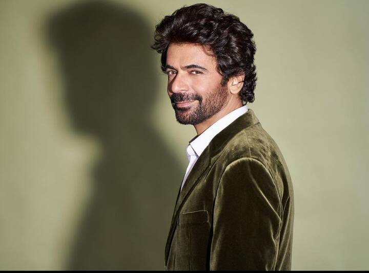 इस लिस्ट में सबसे पहला नाम सुनील ग्रोवर का है. सुनील शो में कई किरदारों में नजर आए और लोगों ने उन्हें सबसे ज्यादा पसंद किया. हालांकि, कपिल से झगड़े के बाद सुनील से शो छोड़ दिया. इस वक्त सुनील कई फिल्मों में एक्टिंग कर रहे हैं.