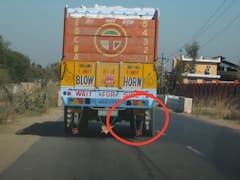 ट्रक के पीछे दोनों साइड में रबड़ बैंड क्यों लटकाए जाते हैं? जानिए कारण