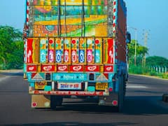 ट्रक के पीछे दोनों साइड में रबड़ बैंड क्यों लटकाए जाते हैं? जानिए कारण