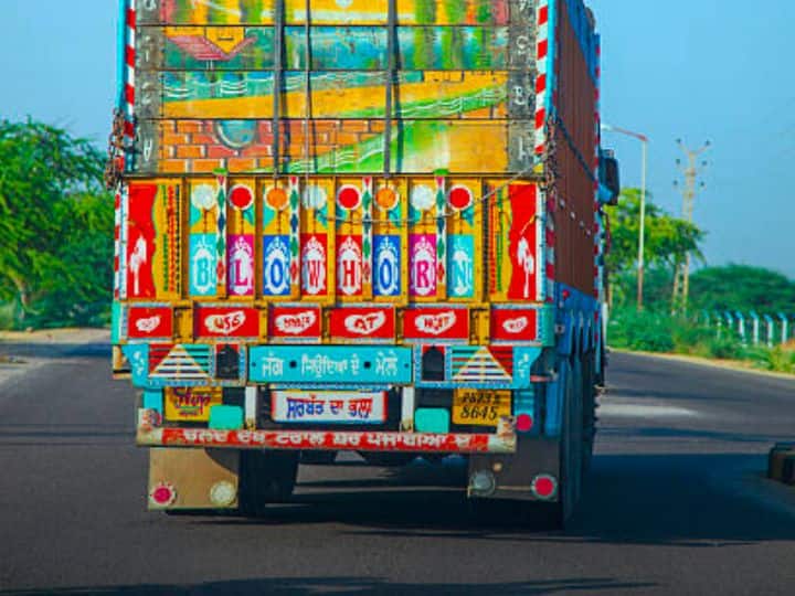 ट्रक पर चलने की वजह से या फिर फ्रिक्शन की वजह से स्थैतिक चार्ज (आवेश) इकठ्ठा हो जाता है. स्थैतिक चार्ज आ जाने की वजह से ट्रक में स्पार्क होने का खतरा रहता है.