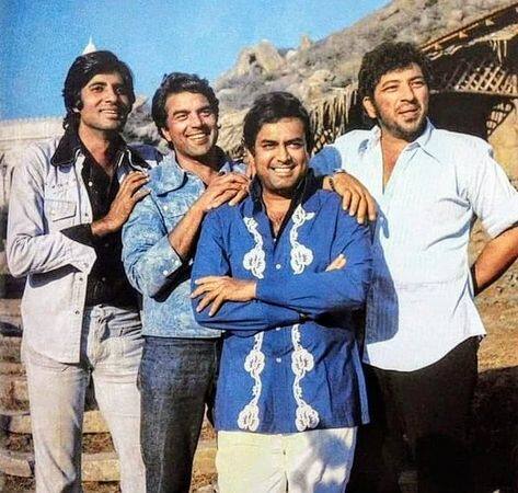 ਦਰਅਸਲ, ਕਹਾਣੀ ਅਜਿਹੀ ਹੈ ਕਿ ਕਲਾਈਮੈਕਸ ਸੀਨ ਨੂੰ ਅਸਲੀ ਬਣਾਉਣ ਲਈ, ਨਿਰਦੇਸ਼ਕ ਰਮੇਸ਼ ਸਿੱਪੀ ਨੇ ਸੈੱਟ 'ਤੇ ਕੁਝ ਅਸਲ ਗੋਲੀਆਂ ਰੱਖੀਆਂ ਸਨ, ਜੋ ਸਿਰਫ ਕੁਝ ਦ੍ਰਿਸ਼ਾਂ ਵਿੱਚ ਹੀ ਵਰਤਣੀਆਂ ਸਨ। ਫਿਲਮ ਦੇ ਕਲਾਈਮੈਕਸ ਲਈ ਧਰਮਿੰਦਰ 'ਤੇ ਇਕ ਸੀਨ ਸ਼ੂਟ ਕੀਤਾ ਜਾਣਾ ਸੀ, ਜਿਸ 'ਚ ਉਹ ਬੰਦੂਕ 'ਚ ਨਕਲੀ ਗੋਲੀਆਂ ਭਰ ਕੇ ਫਾਇਰ ਕਰਦੇ ਹਨ।