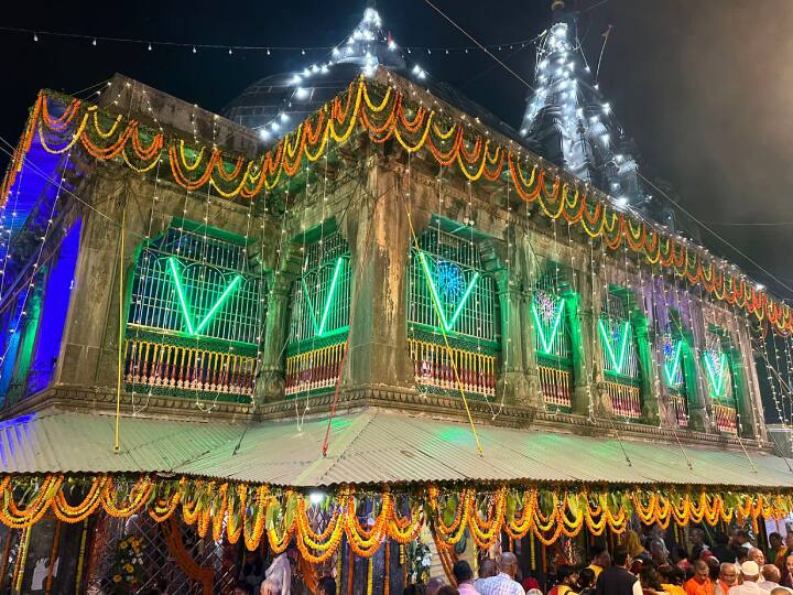 इस दौरान अलग अलग प्रांतों से आए महिला-पुरुष तीर्थयात्रियों ने अपने पूर्वजों की आत्मशांति के लिए कामना करते हुए पितरों के लिए घी का दीया जलाया. पितृ दीपावली पर हजारों की संख्या में दीप जलने के बाद पूरा घाट जगमग हो उठा.