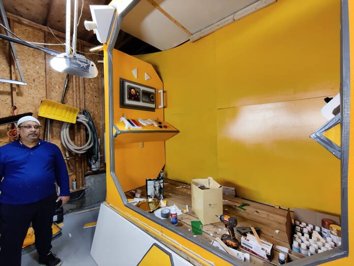 আশ্বিন মাস পড়লেই বাঙালির চোখ বারবার চলে যায় আকাশে। শরতের আকাশের কোনও এক কোণায় পেঁজা তুলোর মতো মেঘ দেখতে পেলেই মন বলে- মা আসছে। বাংলায় শরত কালে যদি নিম্নচাপের চোখ রাঙানি না হয়, এমন পেঁজা তুলো মেঘ চোখে পড়ে--জানান দেয় পুজো আসছে। কিন্তু ভিন দেশের আকাশ-বাতাসে সেই গন্ধ তো মিলবে না।