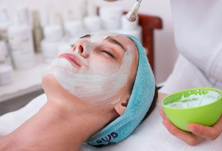 चेहरा चांगला बनवण्याकरता अनेकजण विविध प्रोडक्ट्स वापरत असतात.मात्र कित्येकदा केमिकलयुक्त प्रोडक्ट्समुळे चेहऱ्याचे मोठे नुकसान होते.