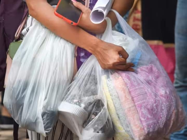 Effect of ban on Single use plastic in delhi sirph kaagajon mein simtee ann Single Use Plastic Ban: दिल्ली में धड़ल्ले से हो रहा सिंगल यूज प्लास्टिक का इस्तेमाल, बैन सिर्फ कागजों तक सीमित