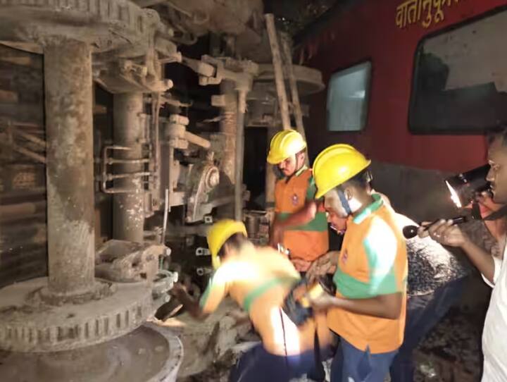 রাত ৯টা ৩৫ মিনিটে রঘুনাথপুর স্টেশনের কাছে সুপারফাস্ট ট্রেনটি লাইনচ্যুত হয়। রিপোর্ট অনুযায়ী, কমপক্ষে দুটি এসি থ্রি টিয়ার কোচ ছিটকে পড়ে এবং আরও বেশ কয়েকটি কোচ ট্র্যাক থেকে লাফিয়ে পড়ে।