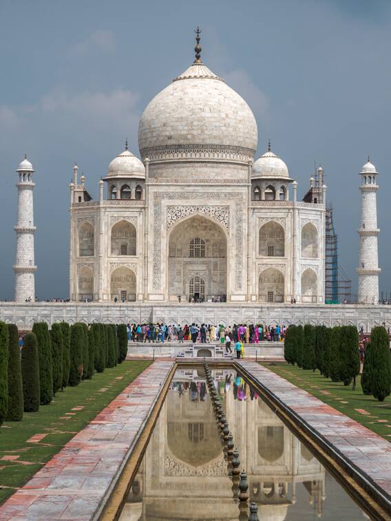 ताजमहल किस नदी के किनारे स्थित है?