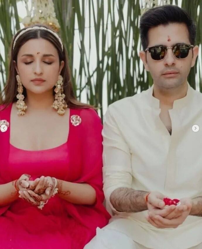 ਇਸ ਤਸਵੀਰ 'ਚ ਪਰਿਣੀਤੀ ਚੋਪੜਾ ਆਪਣੇ ਹੋਣ ਵਾਲੇ ਜੀਵਨ ਸਾਥੀ ਨੂੰ ਦੇਖਦੇ ਹੋਏ ਬੇਹੱਦ ਪਿਆਰੀ ਲੱਗ ਰਹੀ ਹੈ। ਅਭਿਨੇਤਰੀ ਨੇ ਆਪਣੇ ਲੁੱਕ ਨੂੰ ਮੈਚਿੰਗ ਗਹਿਣਿਆਂ ਅਤੇ ਮੱਥੇ ਦੀ ਪੱਟੀ ਨਾਲ ਪੂਰਾ ਕੀਤਾ ਹੈ।