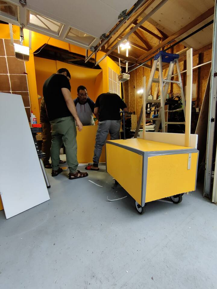 ডারহাম দুর্গোৎসবের অন্যতম আয়োজক পৌলমী রায় বিশ্বাস জানাচ্ছেন, এই বছর একটা বিশেষ কারণে অন্য সব পুজোর থেকে আলাদা হচ্ছে এটি। একেবারে বাংলার থিম পুজোর আদলেই সেখানেও থিম তৈরি হচ্ছে। চন্দ্রযান-৩ -এর আদলে তৈরি মণ্ডপ। ISRO-এর ঐতিহাসিক চাঁদ অভিযানকে সম্মান জানাতেই এমন ভাবনা।