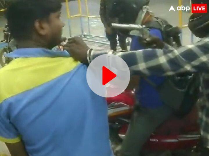 Watch: दिल्ली में नकाबपोश बदमाशों ने की पेट्रोल पंप पर लूटपाट, कर्मचारी पर पिस्तौल की बट्ट से हमला Mundka Robbery News Masked Criminal looted a petrol pump in Ghevra Attack on Employee Watch: दिल्ली में नकाबपोश बदमाशों ने की पेट्रोल पंप पर लूटपाट, कर्मचारी पर पिस्तौल की बट्ट से हमला