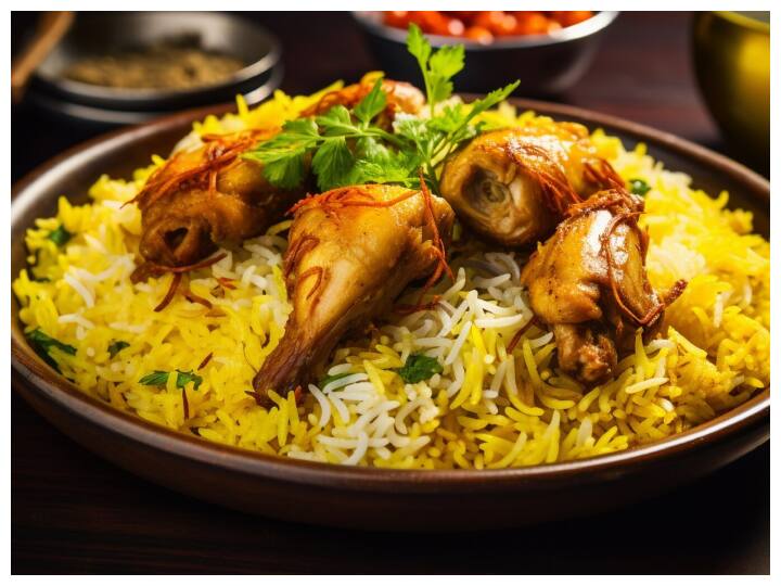 हर जगह की बिरयानी एक दूसरे बिरयानी से अलग होती है. हर बिरयानी के स्वाद में  वहां के स्थानीय पकवानों की झलक मिलती है. हैदराबाद, लखनऊ और मुरादाबाद जैसे शहरों की बिरयानी में काफी अंतर है. चाहे वो इस्तेमाल होने वाले मसालों की बात हो या फिर पकाने की विधि की