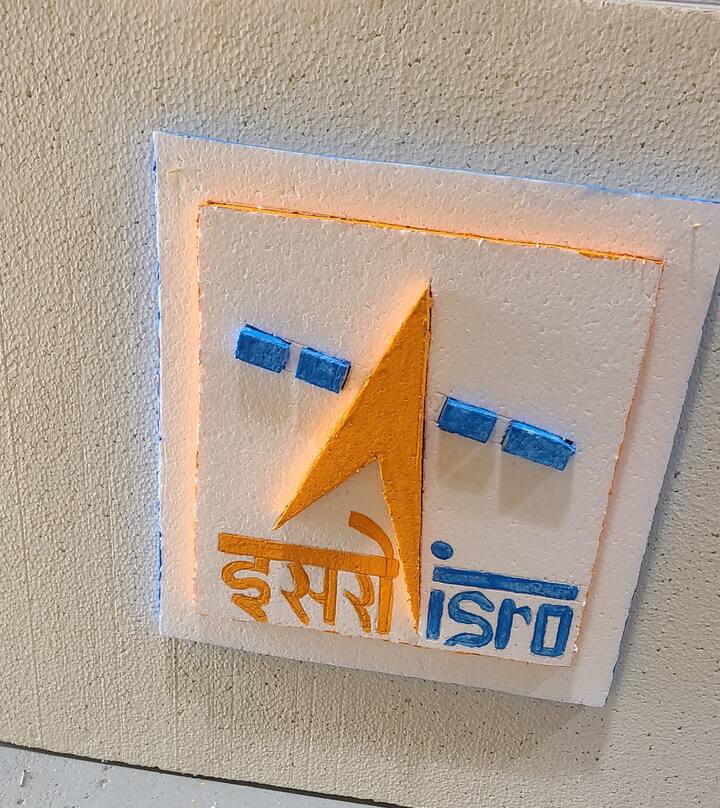 আয়োজকরা খেয়াল রাখছেন পরিবেশেরও। মণ্ডপ তৈরিতে ব্যবহৃত হচ্ছে পুনর্ব্যবহার যোগ্য উপাদান। প্রায় মাস দুয়েক ধরে একাধিক স্বেচ্ছাসেবকের প্রচেষ্টায় তৈরি হয়েছে এই মণ্ডপ, শিল্পীর নাম হিমাদ্রি দাস। কুমোরটুলি থেকে আসছে সাবেকি প্রতিমা। থাকছে সাংস্কৃতিক অনুষ্ঠানও, শিল্পী ইন্ডিয়ান আইডল খ্যাত অমিত পাল।