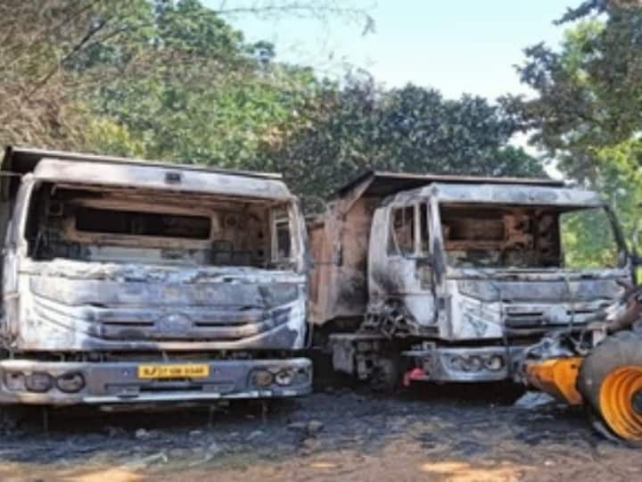 Hazaribagh Naxal Attack On railway construction site four vehicles burnt Jharkhand Police search operation started Jharkhand Naxal Attack: हजारीबाग में रेलवे कंस्ट्रक्शन साइट पर नक्सलियों का हमला, चार गाड़ियों को फूंका, सर्च ऑपरेशन शुरू