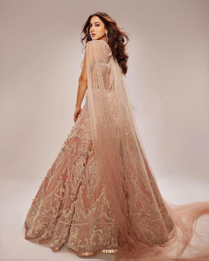 अगर अभी आप इस बच्ची को नहीं पहचान पाए तो आपको बता दें कि ये कोई और नहीं बल्कि सैफ अली खान की लाडली बेटी सारा अली खान हैं. जो कभी काफी गोलूमोलू होती थीं. लेकिन आज सारा अपने फिटनेस से बड़ी-बड़ी हीरोइन को मात देती हैं.