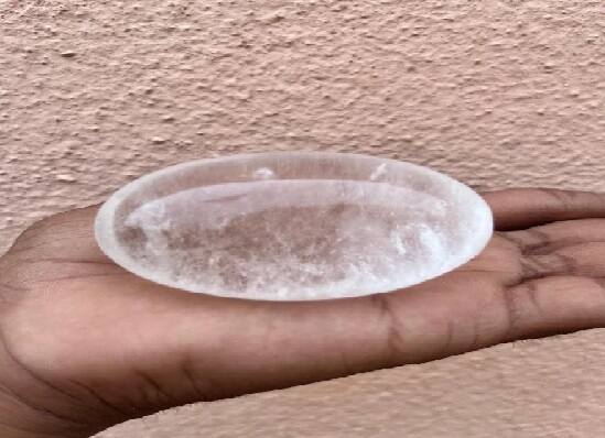 આપ અનિંદ્રાની સમસ્યાથી પરેશાન છો તો ઓશીકા નીચે સ્ફટિક અથવા રત્ન મૂકીને સૂવાથી સમસ્યા દૂર થશે