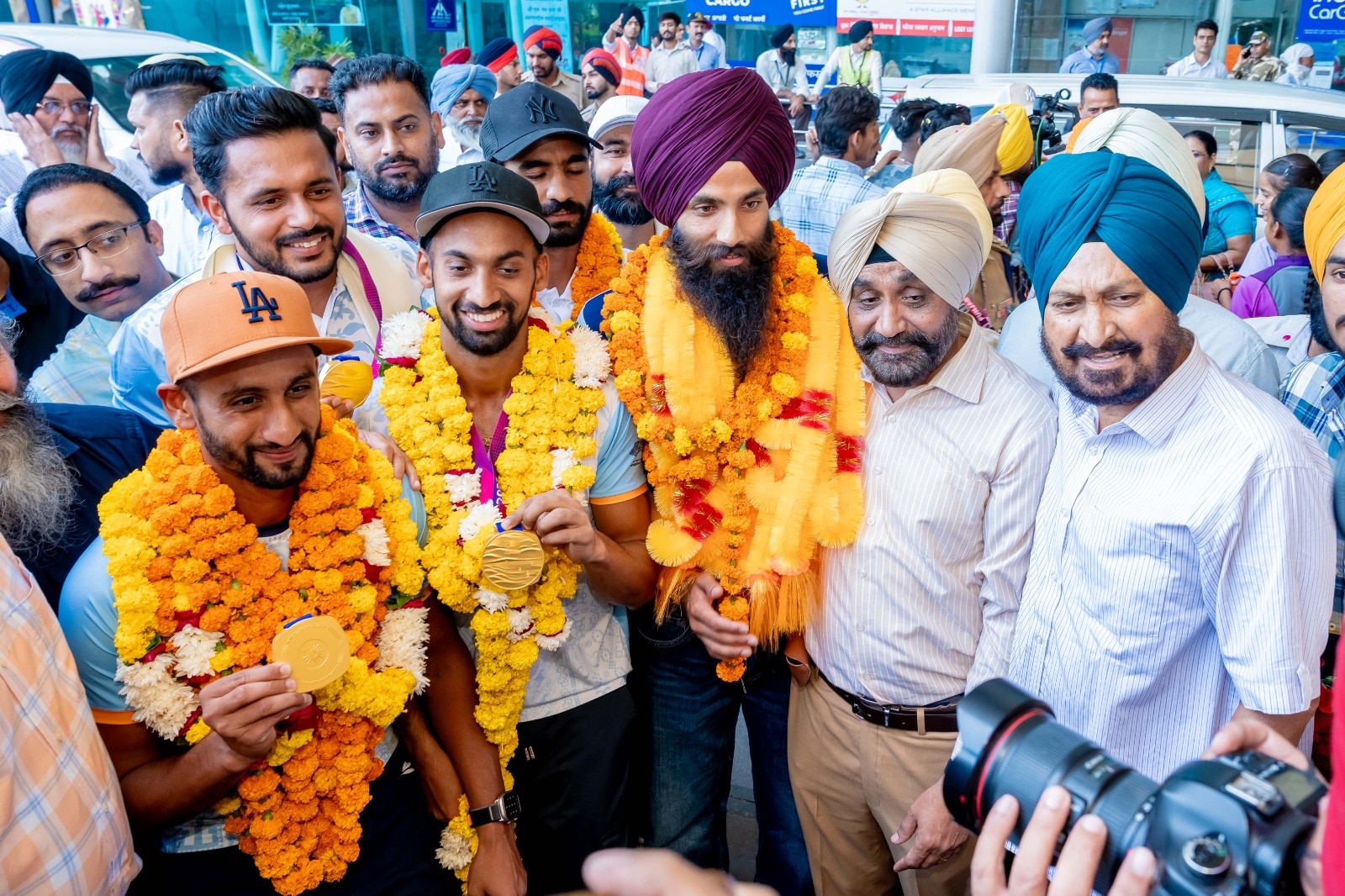 Hockey Team: ਏਸ਼ੀਅਨ ਕੱਪ ਜੇਤੂ ਹਾਕੀ ਦੇ ਖਿਡਾਰੀਆਂ ਦਾ ਅੰਮ੍ਰਿਤਸਰ 'ਚ ਜ਼ੋਰਦਾਰ ਸਵਾਗਤ, ਭਾਰਤੀ ਟੀਮ 'ਚ 10 ਮੁੰਡੇ ਪੰਜਾਬੀ 