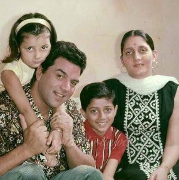 इस लिस्ट में एक नाम धर्मेंद्र का भी है. हेमा मालिनी के साथ शादी करने के बाद वह अपनी पहली पत्नी प्रकाश कौर से अलग हो गए थे. हालांकि, अभी तक उन्होंने प्रकाश कौर से तलाक नहीं लिया है.