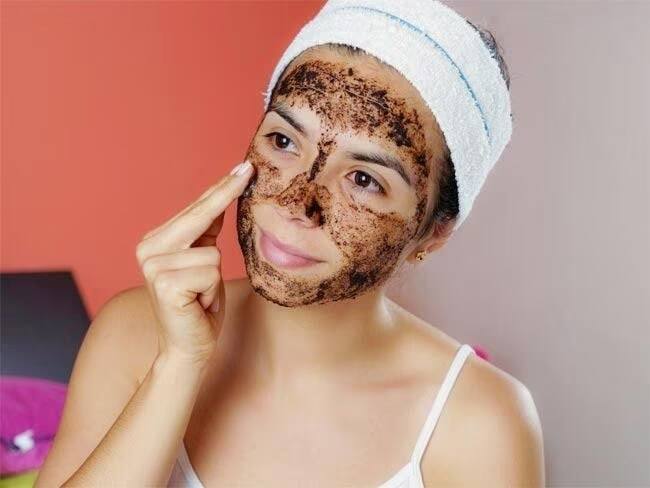 Coffee for Skin: કોફી તમારી ત્વચાના સોજો ઘટાડવામાં પણ મદદ કરે છે. એટલું જ નહીં, કોફીમાંથી મળતું વિટામિન B.3 તમને ત્વચાના કેન્સરથી બચાવવામાં પણ મદદ કરે છે.