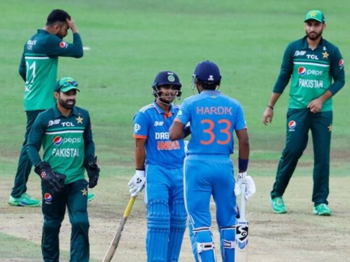 भारत ने अपने घरेलू पिचों पर 11 मैचों में जीत हासिल की है, जबकि पाकिस्तान क्रिकेट टीम ने अपने घरेलू पिचों पर खेले गए वनडे मैचों में 14 बार भारत को हराया है.