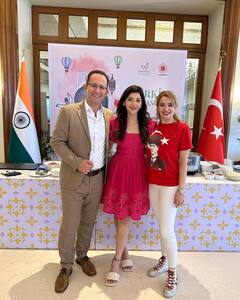 Mehreen Pirzada: టర్కిష్ వంటల పండుగలో మెహ్రీన్ మెరుపులు