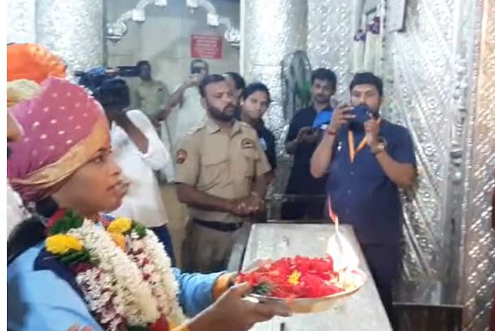 सुवर्णपदक विजेती स्नेहल शिंदे श्रीमंत दगडूशेठ हलवाई गणपतीच्या चरणी लिन झाली.
