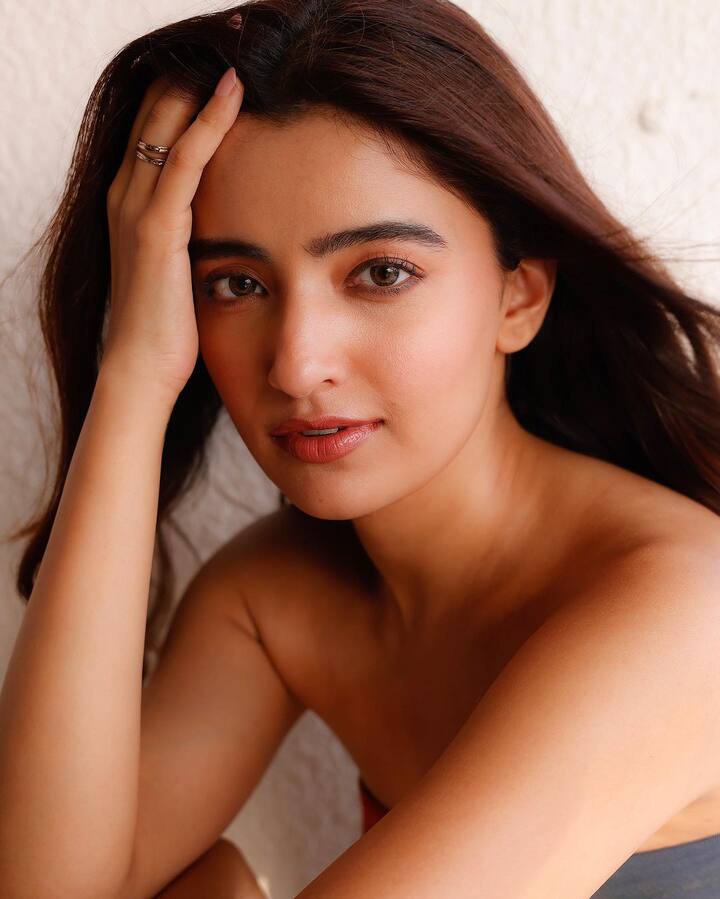 రుక్షర్ ఎన్నో సినిమాల్లో నటించినప్పటికీ సరైన గుర్తింపు రాలేదు. ఇప్పటికీ మంచి ఛాన్సు కోసం ఎదురుచూస్తోంది.-Image credit: Rukshaar Dhillon/Instagram