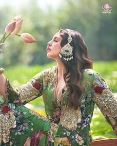 Huma Qureshi Photo: હોડીમાં બેસી હુમા કુરેશીએ આપ્યા ગોર્જિયસ પોઝ, ફેન્સે કહ્યું, અપ્સરા