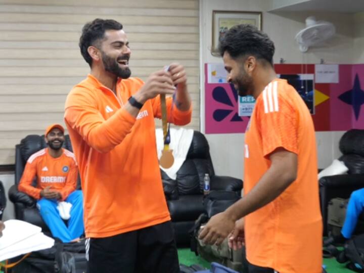 ODI World Cup 2023 Indian Cricket Team's best fielder medal went to Shardul Thakur after Virat Kohli watch video Indian Team: किंग कोहली से लॉर्ड शार्दुल तक पहुंचा मेडल, माजरा फैंस को जरूरी जान लेना चाहिए