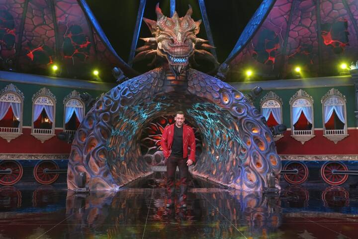 The stage's entrance is made up of a huge dragon and small balconies can be seen behind it.