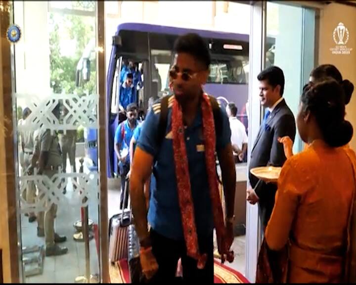 બસમાં બેસી ટીમ ITC નર્મદા હોટલ પહોંચી હતી. અહીં પોતાના માનિતા ખેલાડી સાથે ફોટો અને ઓટોગ્રાફ લેવા ક્રિકેટરસિકોએ પડાપડી કરી હતી.