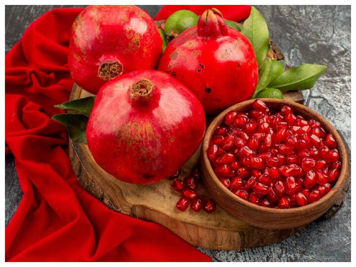 दिन में अनार का जूस पीने से एनर्जी लेवल बढ़ता है और ताजगी मिलती है. अगर आप अनार का जूस रात में पीते हैं तो इससे नींद खराब हो सकती है. अनार में मौजूद नैचुरल शुगर दिन में पचने में आसानी होती है. रात में पाचन धीमा होने से पेट भारी पड़ सकता है.