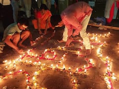 Pitru Paksha 2023: बिहार के गया में मनाई गई पितृ दीपावली, बैंड बाजे के साथ थिरके तीर्थयात्री, जगमग हो उठा देवघाट